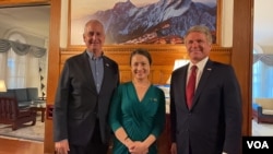 资料照片:时任台湾驻美代表的萧美琴(中)与美国国会众议院外交事务委员会主席麦克·麦考尔众议员(右)、众议院台湾连线共同主席马里奥·迪亚兹-巴拉特众议员在华盛顿双橡园举行的庆祝双十酒会中合照。(2023年10月4日, 美国之音锺辰芳拍摄)