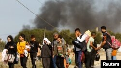 在以色列与哈马斯激战期间,巴勒斯坦人从加沙北部逃往南部。(2023年11月10日)