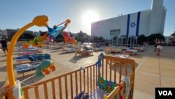 特拉维夫阿比玛广场上的两百多张床,表达人们对人质的牵挂 (美国之音/唐丹鸿)