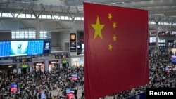 资料照:上海虹桥火车站在中秋节和中国国庆假日期间挤满候车人群。(2023年9月28日)