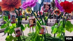 特拉维夫艺术馆“人质广场”上的艺术作品 (美国之音/唐丹鸿)