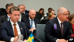 2023年6月15日,瑞典国防部长帕尔·琼森(左)和土耳其国防部长亚萨尔·居勒出席在布鲁塞尔北约总部举行的乌克兰防务联络小组会议。