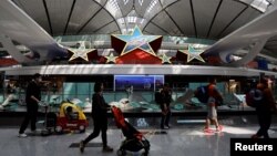 资料照：旅客走在北京大兴国际机场内。（2023年4月24日）