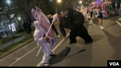 洛杉矶万圣节活动参与者扮核算测试者做给大猩猩做测试状。(张木林拍摄)