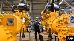 中国山东省青州市一家生产装载机的工厂工人正在做工。(2024年1月17日)