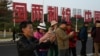 中国福建厦门竖立起一个台湾金门岛可以看到的“一国两制统一中国”的大型标语牌,旅游者在前拍照。(2024年1月12日)