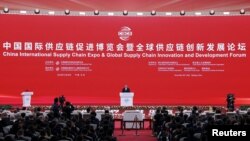 资料图片:中国总理李强在北京举行的中国国际供应链促进博览会开幕式上发表讲话。(2023年11月28日)