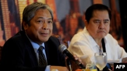 资料照:菲律宾交通部部长海梅·包蒂斯塔 ( 左,Jaime Bautista)