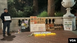 11月28日晚,在伯克利校园标志性的百年萨瑟门,旧金山湾区的学生和居民举办了了纪念白纸运动一周年的纪念活动(美国之音/周星辰)