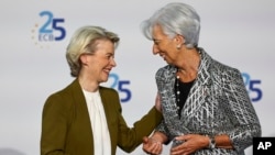 Президентка Єврокомісії Урсула фон дер Ляєн (ліворуч) висловлюється за те, що Росія повинна заплатити за руйнування в Україні. Європейська преса вважає, що Європейський центральний банк, який очолює Крістін Лаґард (праворуч), має застереження щодо конфіскації російських активів.