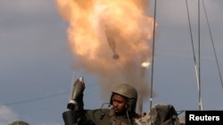 2024年1月3日,以色列士兵在以色列南部与加沙接壤的边界附近发射迫击炮弹。(路透社照片)