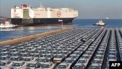 中国山东烟台港等待装船出口的比亚迪电动车。(2024年1月10日)