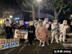 洛杉矶万圣节活动参与者举着李克强照片。(张木林拍摄)