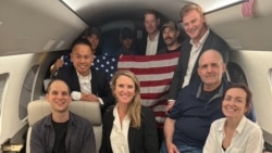 2024年8月1日,美国总统拜登在X上发布的一张照片中,埃文·格什科维奇(左)、保罗·惠兰(右二)和阿尔苏·库尔马舍娃(右)在飞机上。格什科维奇旁边和后面的人身份不明。