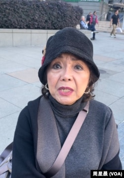 2023年11月8日,旧金山居民罗萨里奥·比戈尼亚在旧金山联合广场告诉美国之音的记者,希望习近平改善中国人权状况。(周星晨拍摄)