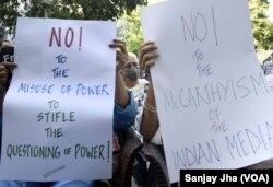 数百名记者聚集在印度首都,抗议NewsClick的记者因受到中国资助而被突袭和逮捕 (美国之音/贾尚杰)