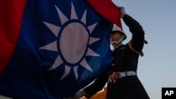 台湾士兵在傍晚的台北中山纪念堂前举行降旗仪式。(2024年1月12日)