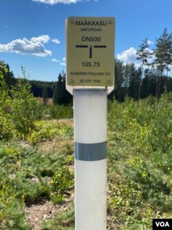 波罗的海油气管道的陆地部分埋设在地下,图为地面标识桩,每间隔十多米就有一根 (美国之音/李北平)