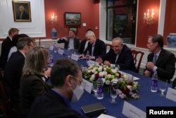 美国国会参议院多数党领袖纽查克·舒默在美国驻华大使伯恩斯的北京住宅里与媒体见面。(2023年10月10日)