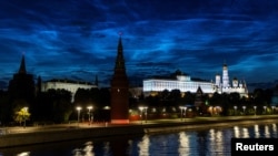 夜幕下的莫斯科克里姆林宫。(2023年7月4日)