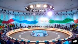 俄罗斯总统弗拉基米尔·普京(中)于 2023 年 7 月 28 日在俄罗斯圣彼得堡举行的俄罗斯非洲峰会全体会议上发表讲话。