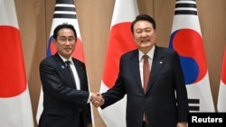 资料照:日本首相岸田文雄与韩国总统尹锡悦在首尔举行会晤。(2023年5月7日)