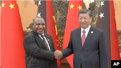 中国国家主席习近平2023年10月17日会见访华出席“一带一路”国际合作高峰论坛并进行正式访问的巴新总理詹姆斯·马拉佩(James Marape)。(美联社提供视频截图)