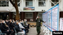 台湾第一批新兵在台中一处营区开始服为期一年的义务兵兵役。台湾新的义务兵兵役制度从4个月延长至一年,2024年元旦开始生效。(2024年1月25日)