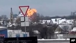 一架俄罗斯军用运输机在俄罗斯靠近乌克兰的别尔哥罗德(Belgorod)地区居民区坠毁后燃起大火。 (2024年1月23日)