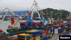 资料照:俄罗斯远东符拉迪沃斯托克港的集装箱货柜船 。(2023年8月25日)