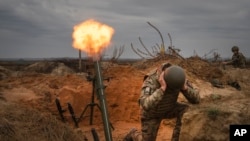 乌克兰国民警卫队军人在乌北一处训练场地进行实战训练。(2023年11月8日)
