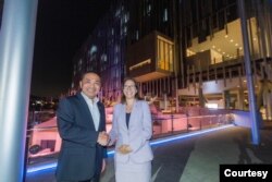 国民党总统候选人侯友宜和AIT主席罗森伯格(Laura Rosenberger)参观“2023台湾设计展”。(侯友宜竞选办公室提供)