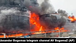 俄罗斯西部克林齐(Klintsy)市的油库储油罐据指被乌克兰无人机袭击燃起大火。(2024年1月19日)