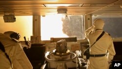 ပင်လယ်နီထဲမှာ ဟူသီသူပန်တွေက ကုန်တင်သင်္ဘာတွေကို ပစ်မှတ်ထားပြီး ဒရုန်းတွေနဲ့ ဒုံးကျည်တွေနဲ့ တိုက်ခိုက်တာကို HMS Diamond ပဲ့ထိန်းဒုံးကျည်ဖျက်သင်္ဘောကနေ ပစ်ချနေ။ (ဓာတ်ပုံ- ဗြိတိန်ကာကွယ်ရေးဝန်ကြီးဌာန/ ဇန်နဝါရီ ၁၀၊ ၂၀၂၄)