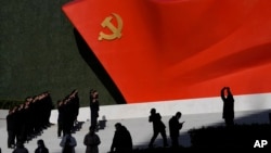 资料照:北京的中国共产党历史展览馆的中共党旗下中共党员在举行宣誓仪式。(2022年10月13日)