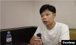 Karson,在英国寻求政治庇护的港人 (照片来源:美国之音采访视频截图)