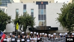 来自中国不同省市的异议人士和洛杉矶侨民聚集在一起,在中国驻洛杉矶领事馆前参加白纸运动一周年抗议活动。(美国之音 张木林)