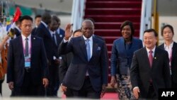 加蓬总统布莱斯·奥利吉·恩圭马抵达北京首都国际机场,他将出席定于9月4日至6日举行的中非合作论坛(FOCAC)。(2024年9月1日)