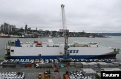 资料照:俄罗斯远东符拉迪沃斯托克港的集装箱船正在卸下中国制造的新汽车 。(2023年8月25日)