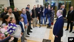 俄罗斯总统普京在莫斯科郊外的伏努科沃政府机场对获释的换囚人员讲话。(2024年8月1日)