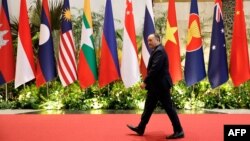 菲律宾国防部长吉尔贝托·特奥多罗(Gilberto Teodoro)抵达雅加达出席第17届东盟国防部长会议开幕式。(资料照片:2023年11月15日)