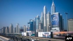 2023年11月29日,在COP28联合国气候峰会召开之前,驾车者沿着迪拜的街道行驶。(法新社照片)