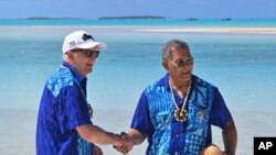 资料图片:2023年11月9日,在库克群岛艾图塔基,澳大利亚总理阿尔巴尼斯(左)和图瓦卢总理纳塔诺出席太平洋岛国论坛领导人静修会后,在一岛屿上握手。(美联社)