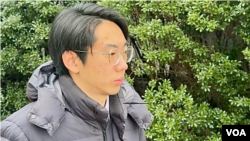 2024年1月25日,波士顿伯克利音乐学院的中国留学生吴啸雷因威胁民主活动人士被联邦陪审团定罪后走出波士顿的联邦地区法院。(美国之音视频截图)