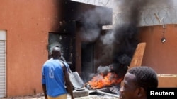 在尼日尔首都尼亚美,支持军政权的示威者在法国大使馆外聚集并试图纵火,他们后来被尼日尔安全部队驱散。(2023年7月30日)