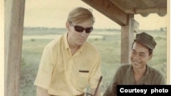 资料照片:鲍勃1968年与一名南越军人站在一起。(照片由罗伯特·霍尔提供)