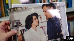 资料图片:2023年12月5日,伊朗新闻记者塔吉·拉赫玛尼展示妻子纳尔吉斯·穆罕默迪的照片。纳格斯·穆罕默德是伊朗人权运动人士、2023年诺贝尔和平奖得主。(法新社)