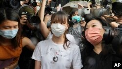 资料照片: 前香港众志副秘书长周庭(中)