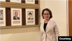 刚辞去台湾驻美代表职务的萧美琴在历任台湾驻美代表照片墙前留影。(照片来自萧美琴2023年11月27日在社交媒体X上的贴图)