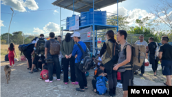 在巴拿马圣文森特(San Vicenter)移民接收点,走出雨林的中国走线移民正在排队等大巴。他们中不少带着孩子一家人走线。巴拿马政府组织的由私人运营的大巴将把他们送往哥斯达黎加。